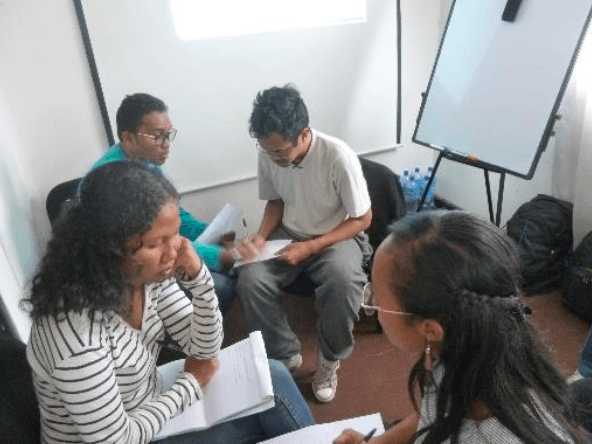 Petit groupe en discussion — Open Village Youth First